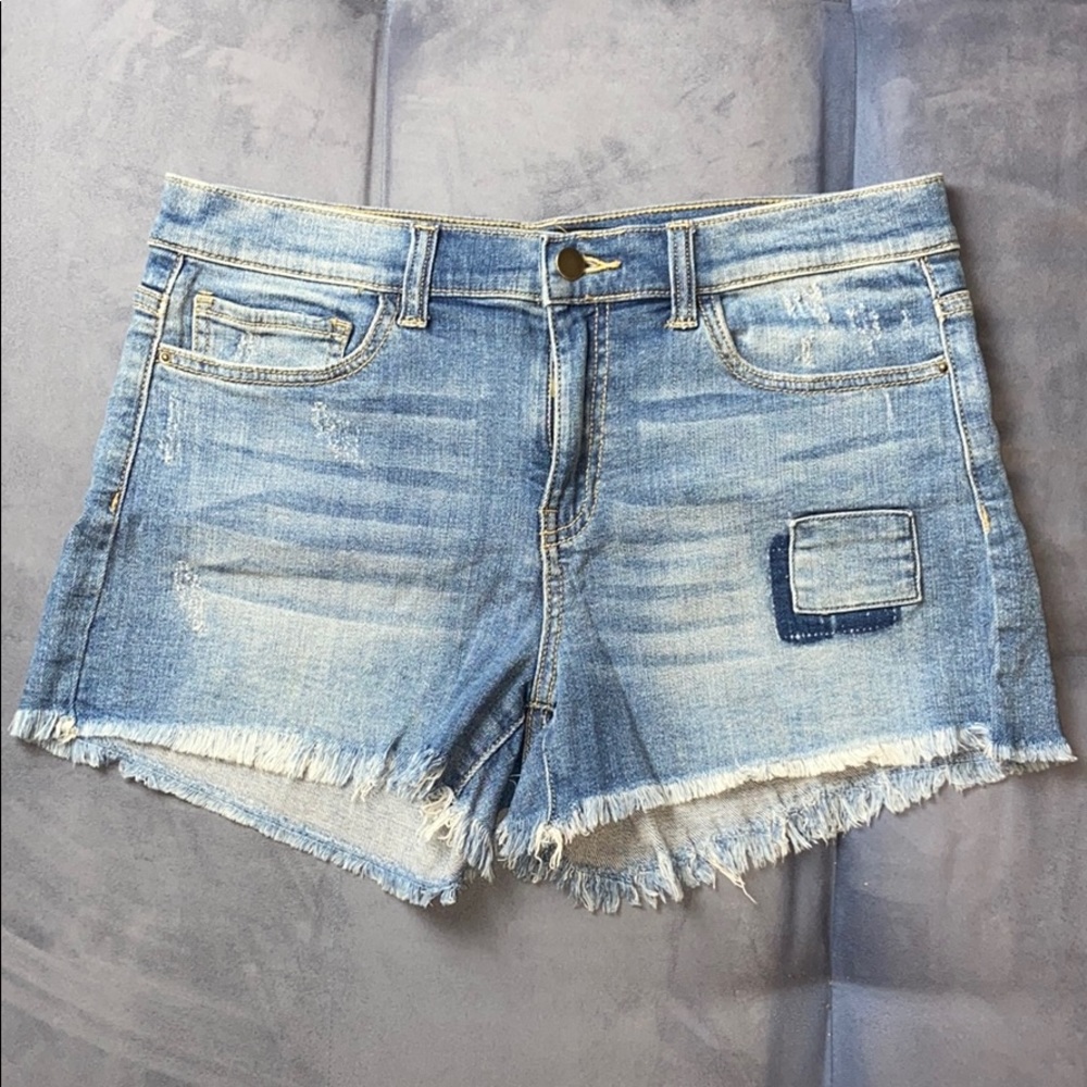 Cute mid rise shorts